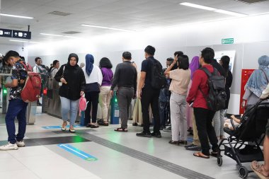 11 Nisan 2024. Jakarta, Endonezya. Kurban Bayramı 2024 'ten sonraki gün Bundaran HI MRT İstasyonu' nun içindeki atmosfer. İstasyon muhtemelen gezginlerle meşgul, daha uzun bekleme süreleri için potansiyel..