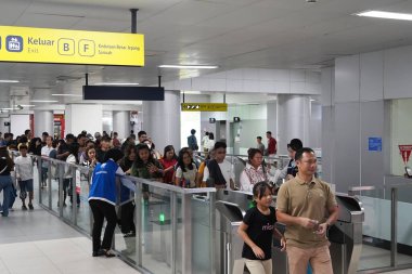 11 Nisan 2024. Jakarta, Endonezya. Kurban Bayramı 2024 'ten sonraki gün Bundaran HI MRT İstasyonu' nun içindeki atmosfer. İstasyon muhtemelen gezginlerle meşgul, daha uzun bekleme süreleri için potansiyel..