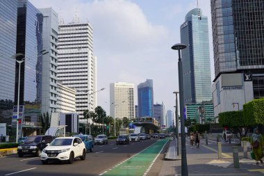 11 Nisan 2024. Jakarta, Endonezya. Şehrin HI kavşağı çevresindeki atmosferi ve büyük ve ikonik otobüs durağı. Kurban Bayramı 2024 'ten bir gün sonra.