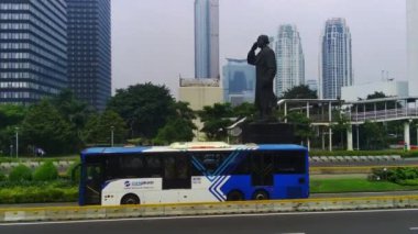 9 Nisan 2024. Jakarta, Endonezya. Endonezyalı General Sudirman 'ın İkonik heykeli, İHA tarafından yakın plan görüntüsü