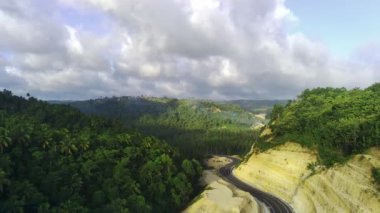 İnsansız hava aracı, Tulungagung, Doğu Java, Endonezya 'daki Güney Sahil Yolu' nun nefes kesici görüntülerini çekmek için havalandı..
