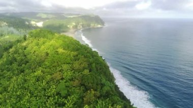 İnsansız hava aracı, Tulungagung, Doğu Java, Endonezya 'daki Güney Sahil Yolu' nun nefes kesici görüntülerini çekmek için havalandı..