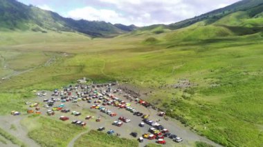 Bromo, East Java, Endonezya 'daki savananın etrafındaki cip görüntüsü.
