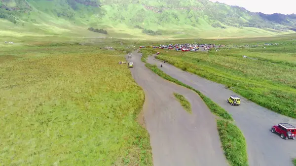 Bromo, East Java, Endonezya 'daki savananın etrafındaki cip görüntüsü.