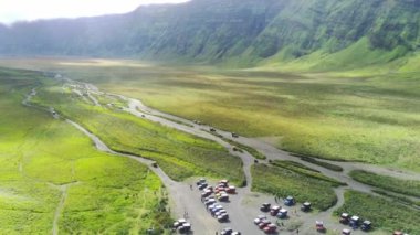 Bromo, East Java, Endonezya 'daki savananın etrafındaki cip görüntüsü.