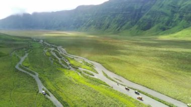 Bromo, East Java, Endonezya 'daki savananın etrafındaki cip görüntüsü.