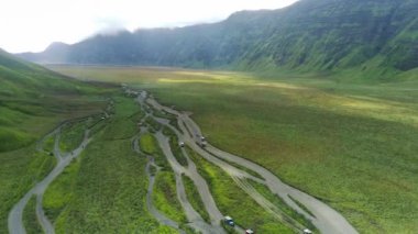 Bromo, East Java, Endonezya 'daki savananın etrafındaki cip görüntüsü.