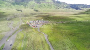 Bromo, East Java, Endonezya 'daki savananın etrafındaki cip görüntüsü.
