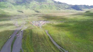 Bromo, East Java, Endonezya 'daki savananın etrafındaki cip görüntüsü.