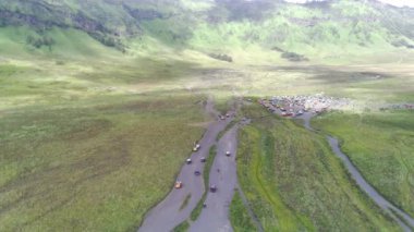 Bromo, East Java, Endonezya 'daki savananın etrafındaki cip görüntüsü.