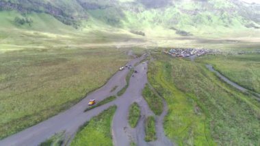 Bromo, East Java, Endonezya 'daki savananın etrafındaki cip görüntüsü.