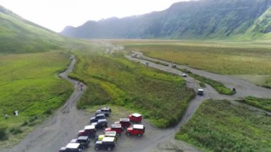 Bromo, East Java, Endonezya 'daki savananın etrafındaki cip görüntüsü.