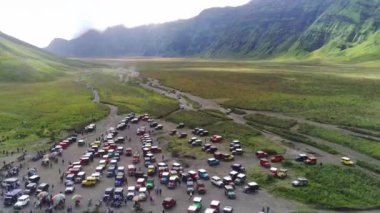 Bromo, East Java, Endonezya 'daki savananın etrafındaki cip görüntüsü.
