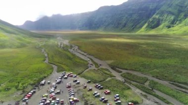 Bromo, East Java, Endonezya 'daki savananın etrafındaki cip görüntüsü.