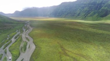 Bromo, East Java, Endonezya 'daki savananın etrafındaki cip görüntüsü.