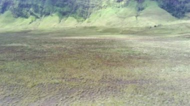 Bromo, East Java, Endonezya 'daki savananın etrafındaki cip görüntüsü.