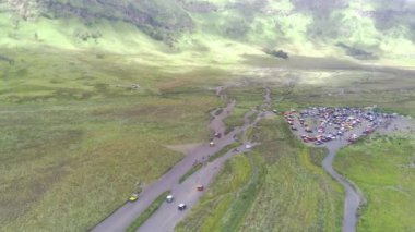 Bromo, East Java, Endonezya 'daki savananın etrafındaki cip görüntüsü.