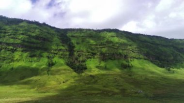Bromo, East Java, Endonezya 'daki savananın etrafındaki cip görüntüsü.