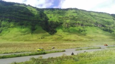 Bromo, East Java, Endonezya 'daki savananın etrafındaki cip görüntüsü.
