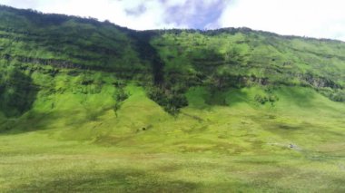 Bromo, East Java, Endonezya 'daki savananın etrafındaki cip görüntüsü.