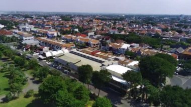 Surabaya, Endonezya 'da inşaat halindeki bir binanın havadan görüntüsü. Görünürde yol çalışması ve yerleşim alanı da var..