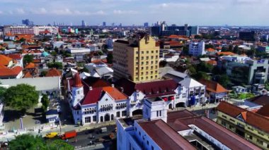 Eski Surabaya şehrinin, Doğu Cava 'nın, Endonezya' nın, yüksek binaların ve yeşil alanların hava manzarası. Bir kıvrımlı nehir şehrin içinden geçiyor..