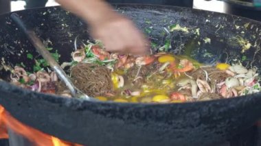 Mie Balap Medan, Medan, Endonezya 'dan sarı erişte tabağı. Sebzeli baharatlı sarı şehriye, popüler bir Endonezya sokak yemeği olan alevler üzerinde tavada cızırdıyor..