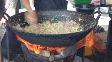 Mie Balap Medan, Medan, Endonezya 'dan sarı erişte tabağı. Sebzeli baharatlı sarı şehriye, popüler bir Endonezya sokak yemeği olan alevler üzerinde tavada cızırdıyor..