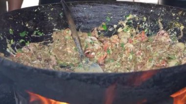 Mie Balap Medan, Medan, Endonezya 'dan sarı erişte tabağı. Sebzeli baharatlı sarı şehriye, popüler bir Endonezya sokak yemeği olan alevler üzerinde tavada cızırdıyor..