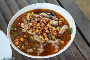 Soto Mata Sapi Madura genellikle sakatat, sebze ve lontong ile servis edilen lezzetli bir kırmızı et suyunda haşlanmış inek gözleriyle eşsiz bir Endonezya çorbasıdır..