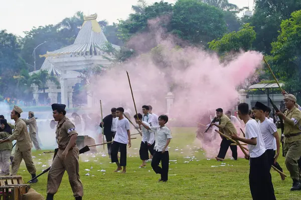 9 Haziran 2024. Surabaya, Doğu Java, Endonezya. Tiyatro etkinliği halk tarafından başlatıldı. Endonezya 'nın Surabaya şehrinin kuruluşunu kutlamak için..