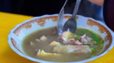 Bir kase Soto Iga, Endonezya 'dan gelen bir çorba. Genellikle et pirzolası ya da sebze ve baharatlarla dolu zengin bir et suyunda kaynatılmış iga içerir. Soto Iga, Endonezya 'nın Surabaya şehrinde popüler bir kahvaltı yemeğidir.