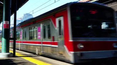 27 Haziran 2024. Jakarta, Endonezya. Jakarta, Endonezya 'daki Gambir İstasyonu' na giden kırmızı ve gümüş renkli bir banliyö treni. İstasyon tarihi ve yoğundur ve Jakarta 'nın merkezinde yer almaktadır.