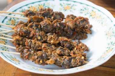 Sate Kerang adında bir Endonezya yemeği. Haşlanmış ya da buğulanmış midye ve midyelerle yapılan popüler bir Endonezya yemeğidir.