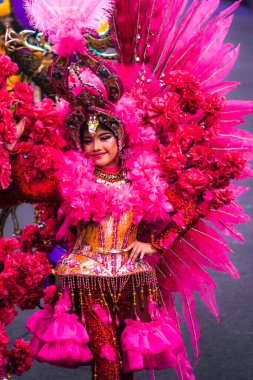 2 Ağustos 2024, Jember, Endonezya. 2024 Yıllık Jember Moda Karnavalı 'nda muhteşem kostümler ve gösteriler sergileniyor..
