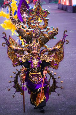 2 Ağustos 2024, Jember, Endonezya. 2024 Yıllık Jember Moda Karnavalı 'nda muhteşem kostümler ve gösteriler sergileniyor..