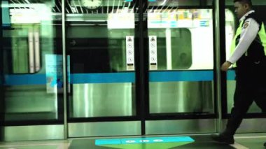 14 Ağustos 2024, Jakarta, Endonezya. Bir güvenlik görevlisi MRT platformunda devriye geziyor.