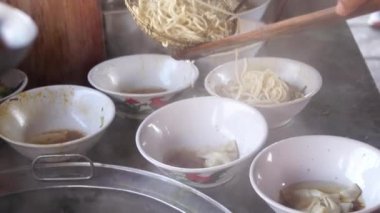 Tukang Mie Ayam 'ın yakın çekimi mi yoksa erişte satıcısı mı? Tavuklu erişte çorbası hazırlıyor..