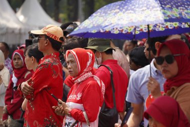 17 Ağustos 2024, Jakarta, Endonezya. Endonezya 'nın Bağımsızlık Günü' nde Jakarta Sarayı 'nın yakınındaki atmosfer heyecan verici, vatansever coşku ve ulusal gururla dolu. Kırmızı ve beyaz giyinmiş bir grup insan, bayrak-kuru üzüme tanıklık etmek için toplandı.