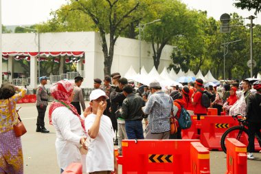 17 Ağustos 2024, Jakarta, Endonezya. Endonezya 'nın Bağımsızlık Günü' nde Jakarta Sarayı 'nın yakınındaki atmosfer heyecan verici, vatansever coşku ve ulusal gururla dolu. Kırmızı ve beyaz giyinmiş bir grup insan, bayrak-kuru üzüme tanıklık etmek için toplandı.