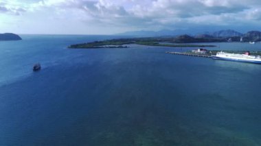 Sekotong, Lombok, Endonezya yakınlarındaki hava manzaralı bir yol, yemyeşil, dolambaçlı bir yol ve dramatik bir uçurum yüzeyi var..