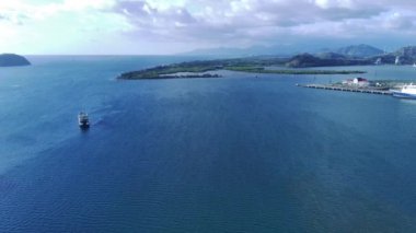 Sekotong, Lombok, Endonezya yakınlarındaki hava manzaralı bir yol, yemyeşil, dolambaçlı bir yol ve dramatik bir uçurum yüzeyi var..