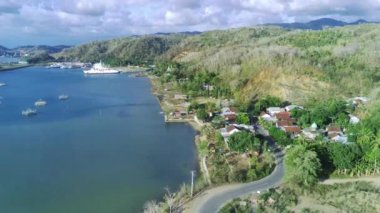 Sekotong, Lombok, Endonezya yakınlarındaki hava manzaralı bir yol, yemyeşil, dolambaçlı bir yol ve dramatik bir uçurum yüzeyi var..