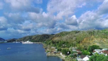 Sekotong, Lombok, Endonezya yakınlarındaki hava manzaralı bir yol, yemyeşil, dolambaçlı bir yol ve dramatik bir uçurum yüzeyi var..