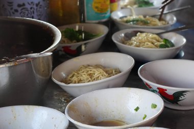 Tukang Mie Ayam 'ın yakın çekimi mi yoksa erişte satıcısı mı? Tavuklu erişte çorbası hazırlıyor..