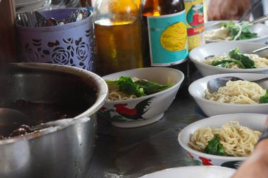 Tukang Mie Ayam 'ın yakın çekimi mi yoksa erişte satıcısı mı? Tavuklu erişte çorbası hazırlıyor..