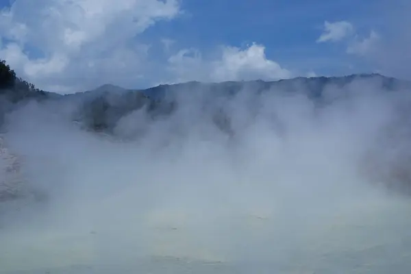 Dieng 'deki Sikidang kraterinin yüzeyinden yükselen buharı yeşilimsi, asitli bir havuzu vardır. Çevresindeki arazi kayalık ve çorak. Bu da volkanik ortamın sert olduğunu gösteriyor..