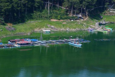 Telaga Menjer, Wonosobo 'da yüzen restoran kompleksi. Restoranda, muhteşem göl manzaraları sunan, yürüyüş yolları ile birbirine bağlı birden fazla platformlar bulunuyor..