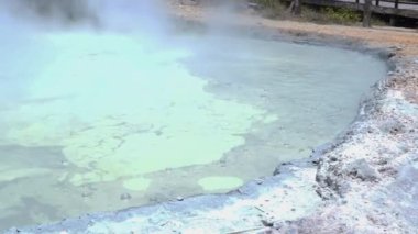 Dieng 'deki Sikidang kraterinin yüzeyinden yükselen buharı yeşilimsi, asitli bir havuzu vardır. Çevresindeki arazi kayalık ve çorak. Bu da volkanik ortamın sert olduğunu gösteriyor..