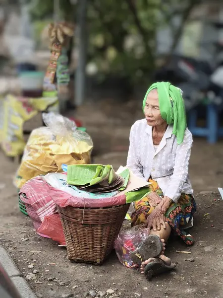 23 Ekim 2024. Surabaya, Endonezya 'daki bir sokak satıcısı, geleneksel bir Endonezya salatası olan Pecel Semanggi' yi satıyor..